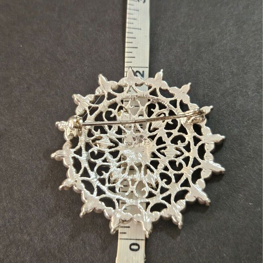 Vintage silver tone Monet brooch - Picture 9 of 10